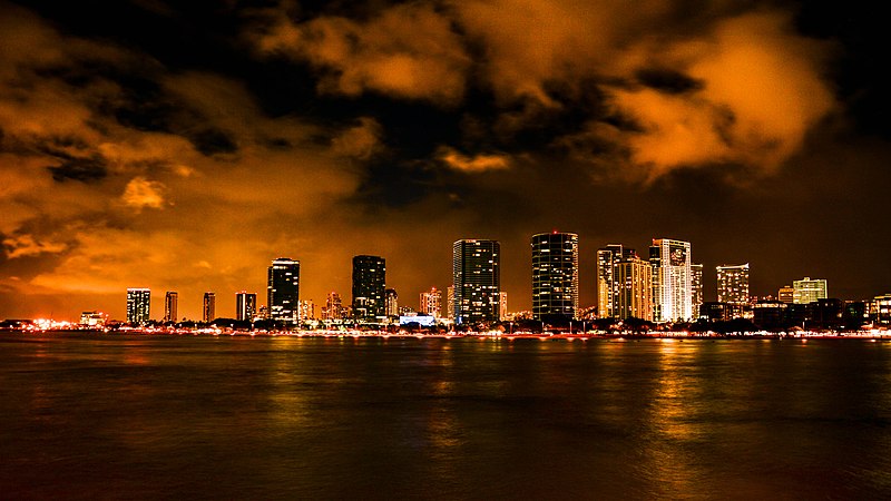 File:Downtown Honolulu at Night (34412400633).jpg