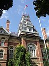 Dufferin County Court House басты кіреберісі Canada flag.JPG