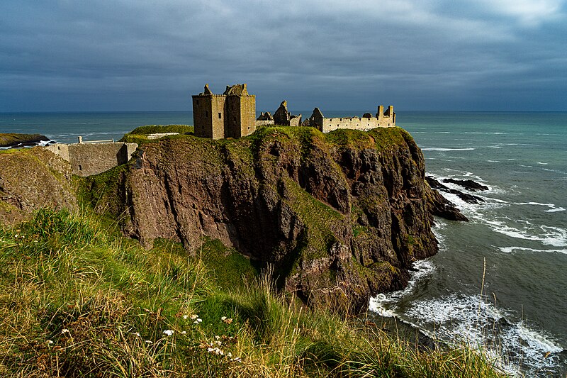 File:Dunnottar Castle by Stonehaven.jpg