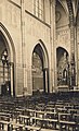 Vue de la nef et du transept. Remarquez l'autel latéral de Notre-Dame de Lourdes et les fresques dont une procession de saints (proche de celle de l'église Saint-Joseph de Roubaix)