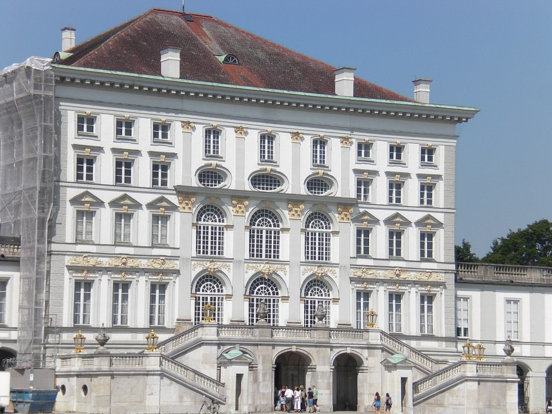 File:Eingangsgebäude Schloss Nymphenburg.jpg