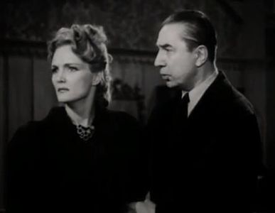 Elizabeth Russell e Bela Lugosi em cena de The Corpse Vanishes