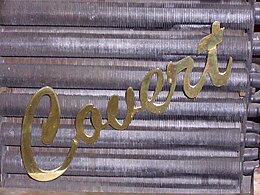 לוגו "קוורט" על מכסה הרדיאטור
