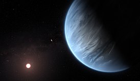 Художественное представление планеты K2-18 b (справа), вращающейся вокруг звезды K2-18 (слева). В центре показана предполагаемая планета K2-18 c.