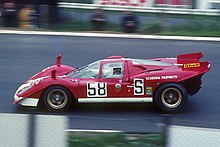 Ferrari 512 beim 1000-km-Rennen 1970 auf dem Nürburgring – Das S auf der Seite des Wagens zeigt an, dass er in der Sportwagenklasse fährt.