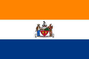 Un drapeau de trois couleurs horizontales est affiché: orange en haut, puis blanc et bleu.  Au centre se trouvent les armoiries montrées dans l'image de la boîte d'information.