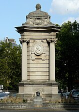 La fontaine, place Georges-Mulot.