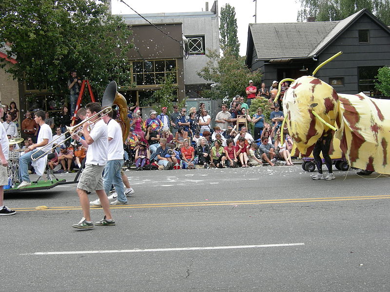 File:Fremont Solstice Parade 2007 - small band & striped caterpillar 01.jpg