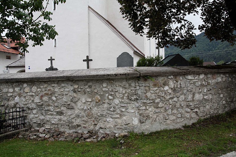 File:Friedhof-bjs110625-03.jpg