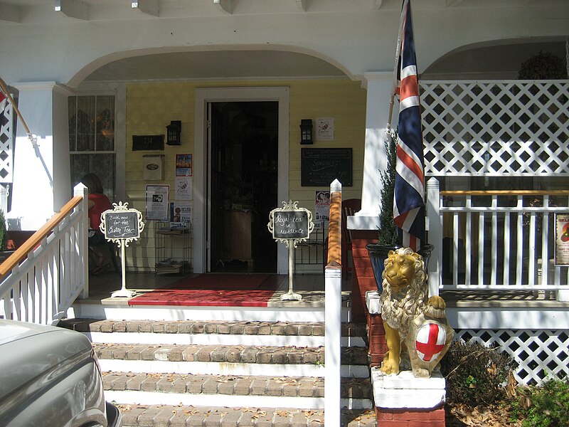 File:Front Steps - English Tea Room, Covington, Louisiana.jpg