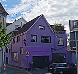 Wohnhaus mit dunkelviolettem Anstrich
