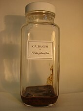 Un flacon étiqueté « Galbanum - Ferula galbaniflua » contenant une masse collante brun sombre.
