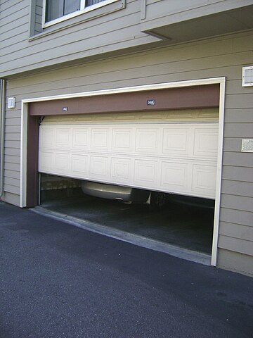 https://upload.wikimedia.org/wikipedia/commons/thumb/8/8d/Garage_door_sliding_up.jpg/360px-Garage_door_sliding_up.jpg