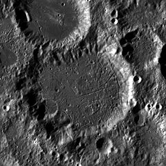 Garavito lunární kráter LROC.jpg