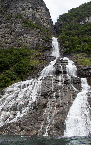 File:Geiranger, the Suitor waterfall, coming from a fissure in the rock wall.jpg