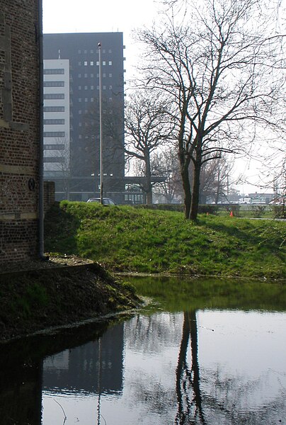 File:GeusseltparkKasteel04.jpg