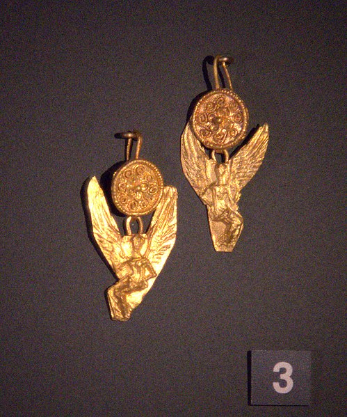 File:Gold earrings with winged Nike (Victory) (8725661382).jpg
