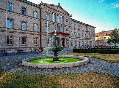 Grüner Brunnen vor der neuen Aula 1.jpg