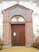Portail de l'église avec l'inscription à la mémoire des morts de 1870.
