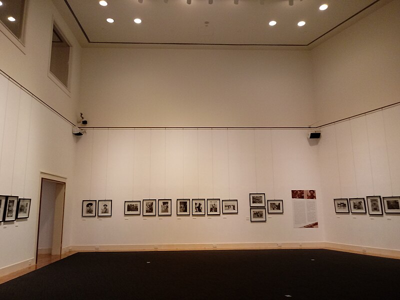 File:HKU 香港大學美術博物館 Art Gallery T T Tsui exhibition hall interior April 2018 LGM 02.jpg