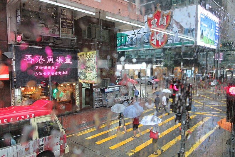 File:HK Tram 100 upper deck view Hennessy Road rainy day June 2017 IX1 02.jpg