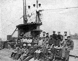 La tripulación del E 11 en la cubierta del barco después del ataque, c.  24 de julio de 1915