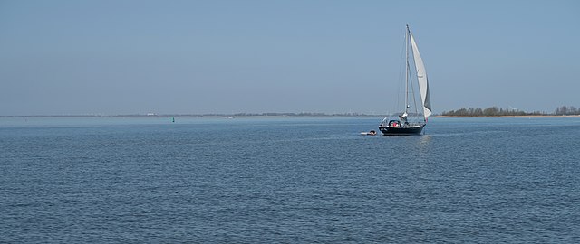 https://upload.wikimedia.org/wikipedia/commons/thumb/8/8d/Hindeloopen%2C_zicht_op_het_IJsselmeer_IMG_2377_2018-04-18_14.41.jpg/640px-Hindeloopen%2C_zicht_op_het_IJsselmeer_IMG_2377_2018-04-18_14.41.jpg