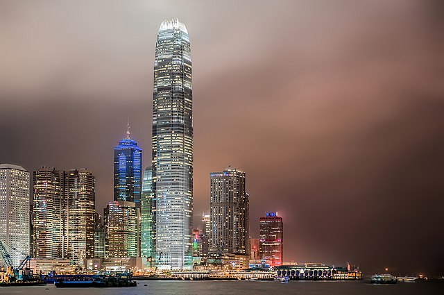 Поглед на облакодере у Хонг Конгу ноћу