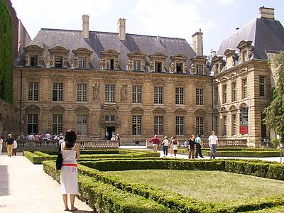 L'Hôtel de Sully al 62 rue Saint-Antoine (IV arrondissement) (1624–30) di Jean Androuet du Cerceau