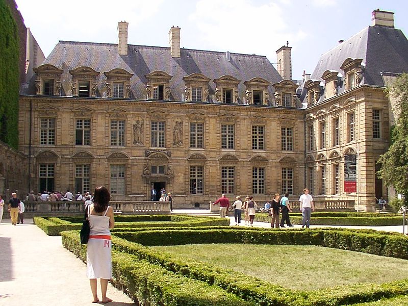 Hotel sully cote place des vosges.JPG