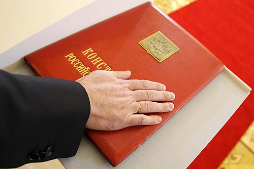 Dmitry Medvedev takes the presidential oath with his right hand resting on the Constitution, 7 May 2008.