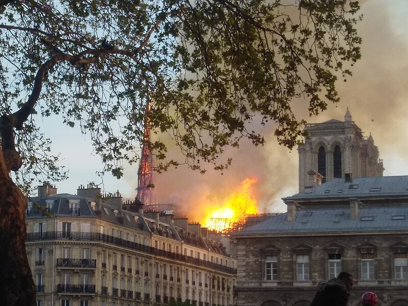 Файл:Incendie de Notre-Dame-de-Paris 15 avril 2019 05.jpg