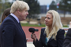 Un reportero entrevistando a Boris Johnson cuando era alcalde de Londres, 2014