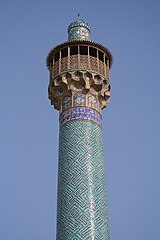 Banna'i on a minaret – a repetitive pattern of square Kufic inscriptions.