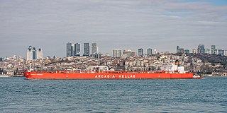 Az Aegean Harmony olajszállító tartályhajó a Boszporusznál, a hátterében Beşiktaş (Isztambul, Törökország)