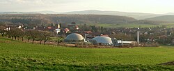 Jühnde Blick auf den Ort und Biogasanlage.jpg