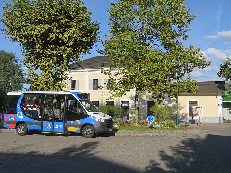 File:J’ybus devant la gare - Rumilly, automne 2019.jpg