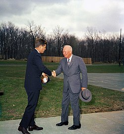 Kennedy átveszi az elnöki hivatalt Dwight D. Eisenhowertől