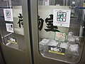 上野駅に停車中の国鉄211系電車。「荷物室」の幕が張られた扉の窓越しから床に置かれた新聞の束が見える