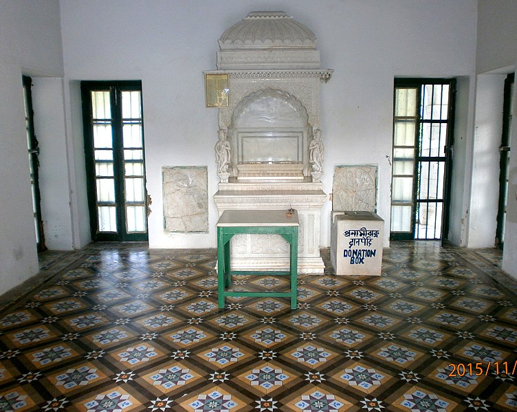 File:Jain Foot marks Inside Temple.jpg