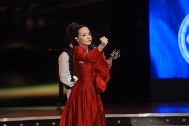 Jelena Tomašević performing "Oro" at the Beovizija 2008 final