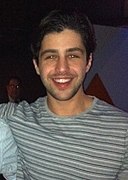 Josh Peck interprète la voix de Casey Jones.