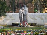 Скульптура «Скорбящая мать» на братском кладбище Мелитополя