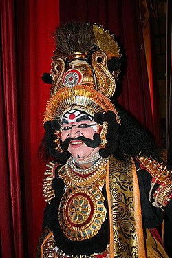 Tokoh Duryodana yang diperankan dalam Yakshagana, sebuah drama populer dari Karnataka, India.