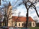 Kreuzkirche mit Grabmälern auf dem Kirchhof und Resten der Kirchhofsmauer