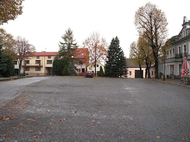 File:Krzanowice, parkoviště.jpg