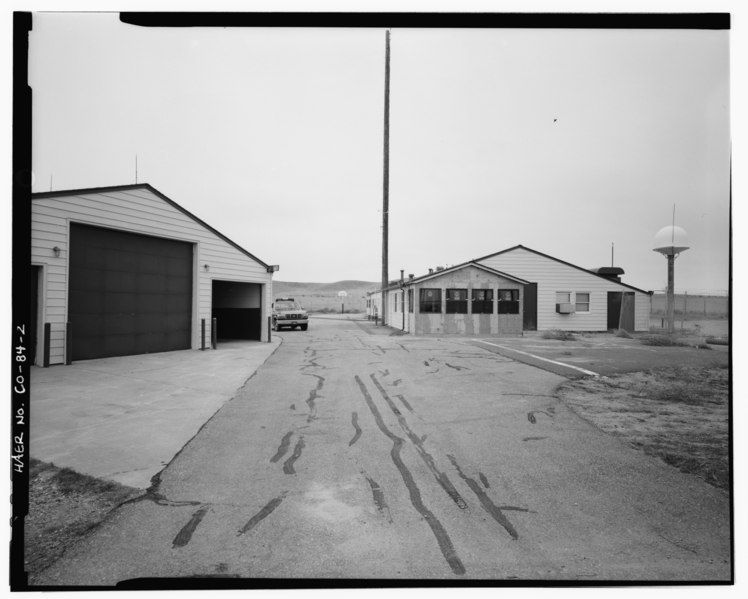 File:LAUNCH CONTROL SUPPORT BUILDING WEST FRONT AND VEHICLE STORAGE BUILDING SOUTHWEST FRONT. VIEW TO EAST. - Minuteman III ICBM Launch Control Facility November-1, 1.5 miles North HAER COLO,62-NERAY.V,1-2.tif