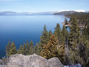 Blick auf den Lake Tahoe von seinem Ostufer in Nevada aus gesehen