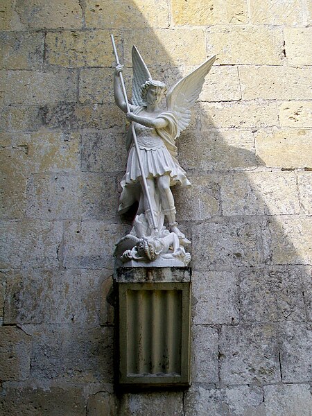 File:Lamorlaye (60), église Saint-Nicolas, statue de saint Michel 'en souvenir de Michel Bléré 1933-1966'.jpg