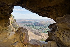 Oak Park sett gjennom CoBa Arch i nærheten i Simi Hills